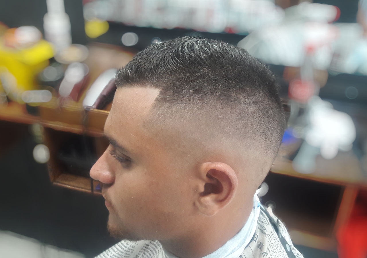 Corte military fade executado na Barbearia Gustavo Almeida